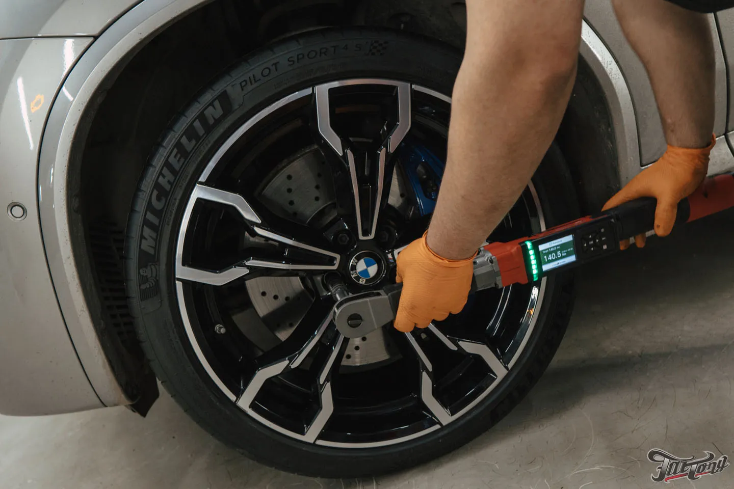 Фирменный Шиномонтаж на вибростенде с адаптацией и балансировкой для BMW X3 M на оборудовании Hunter